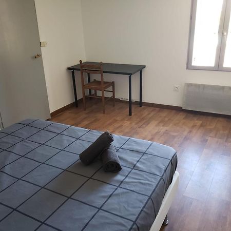 Chambres Meublees Et Spacieuses LʼIsle-Jourdain Δωμάτιο φωτογραφία